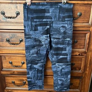 Lululemon 3/4 cropped legging with shades of blue